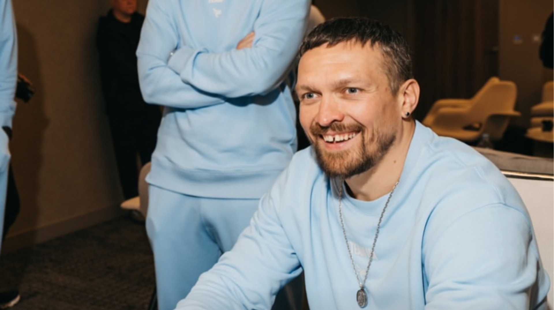 Мастер на все руки: Усик починил лампу на встрече с командой Дюбуа