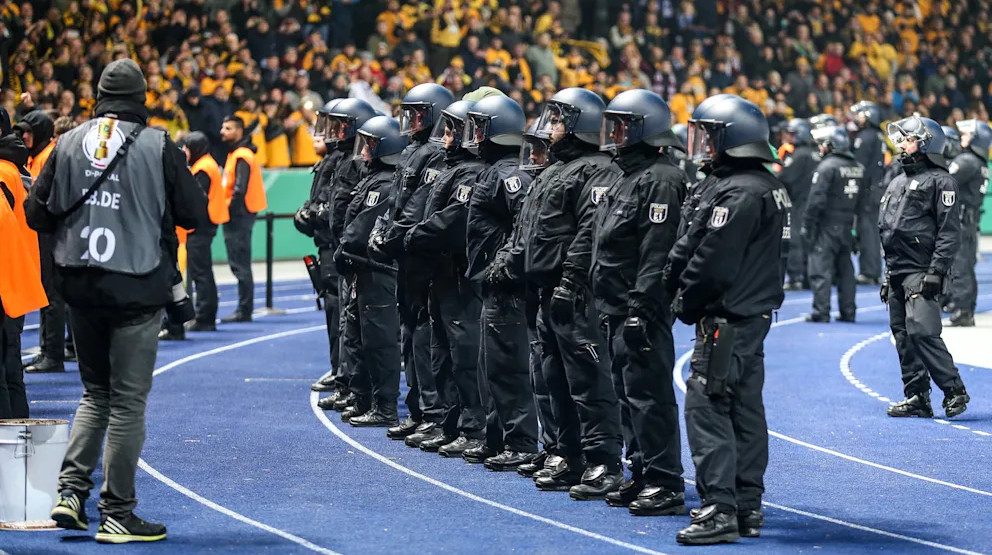 Німецька поліція розслідує масові безлади фанатів на грі другої Бундесліги