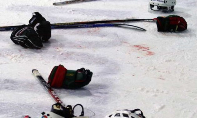 Батькові російського хокеїста вистрелили в голову під час матчу сина. ВІДЕО