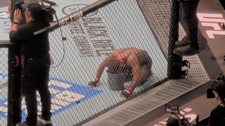 Зірковий боєць UFC проблювався прямо в октагоні після трьох ударів нижче пояса і все одно переміг