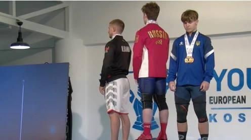 Український важкоатлет демонстративно відвернувся від російського прапора на церемонії нагородження юнацького чемпіонату Європи