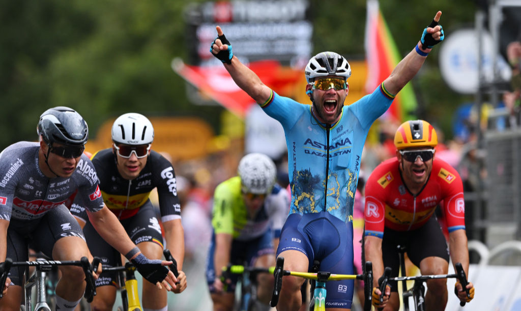 Легендарный Кавендиш в сумасшедшем спринте одержал рекордную победу на Тур де Франс