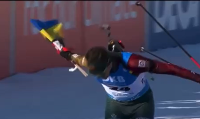 Відео дня. Литовський біатлоніст на Кубку світу фінішував з українським прапором