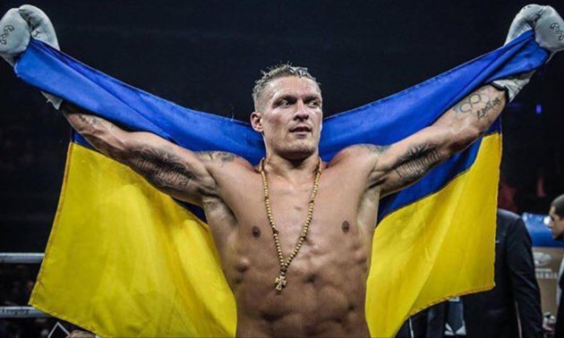 Відомий журналіст: Синьо-жовтий прапор Усик піднімає, щоб в Україні не воняли