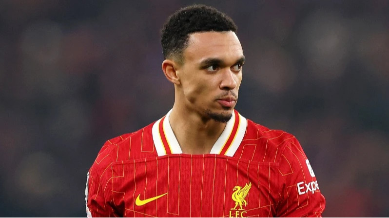 Каррагер засудив свист фанатів Ліверпуля на адресу Александера-Арнольда