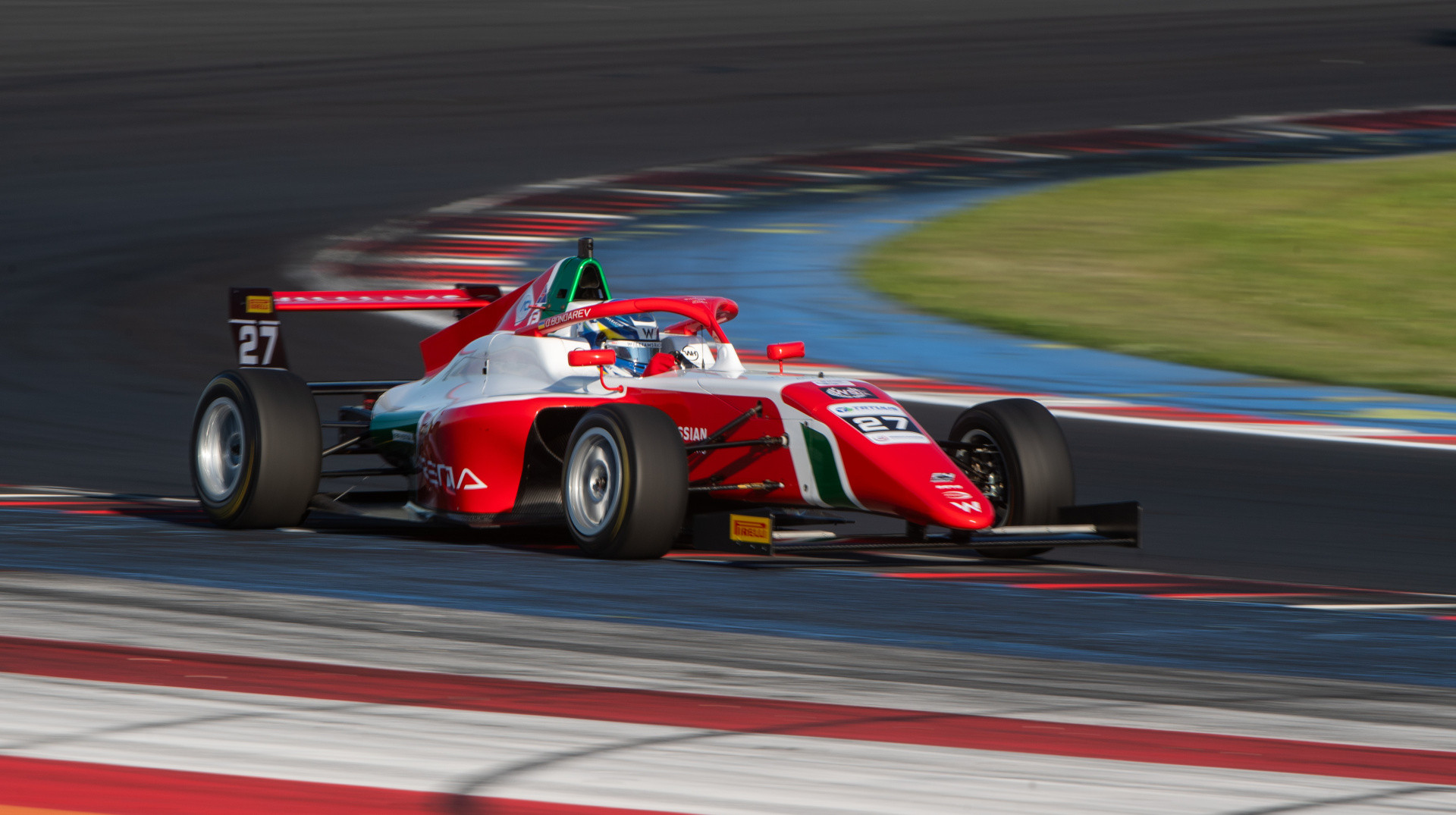 Бондарев занял второе место в третьей гонке этапа Формулы-4 в Абу-Даби