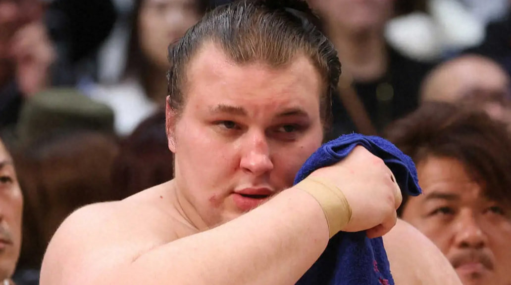 Чорна неділя: українські сумоїсти Аонішікі та Шіші програли на турнірі Haru Basho