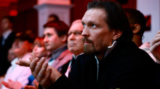 Задоволення за 30 тисяч доларів: Усик придбав золотий і платиновий iPhone із символічним гравіюванням