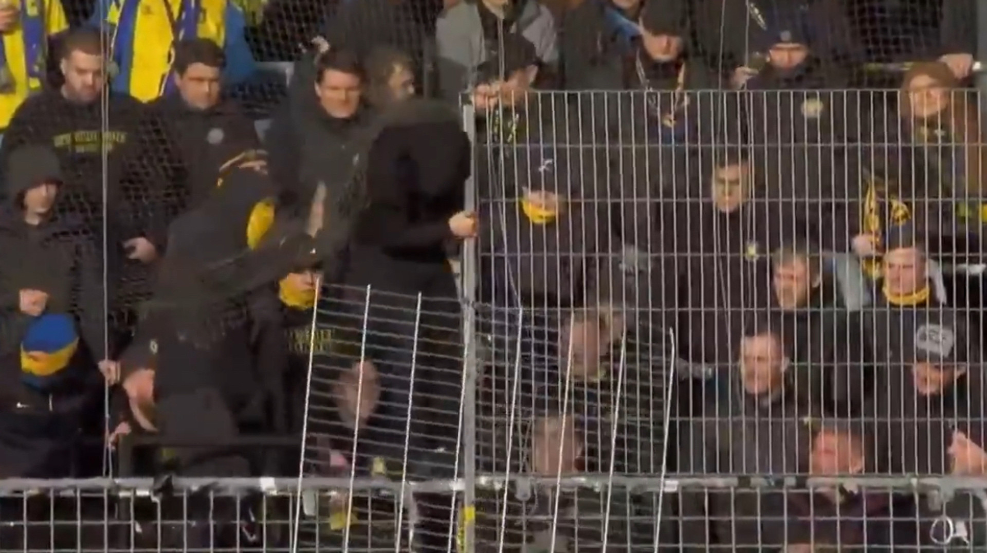 Заважала дивитися гру: фанати іменитого данського клубу відкрутили огорожу під час дербі