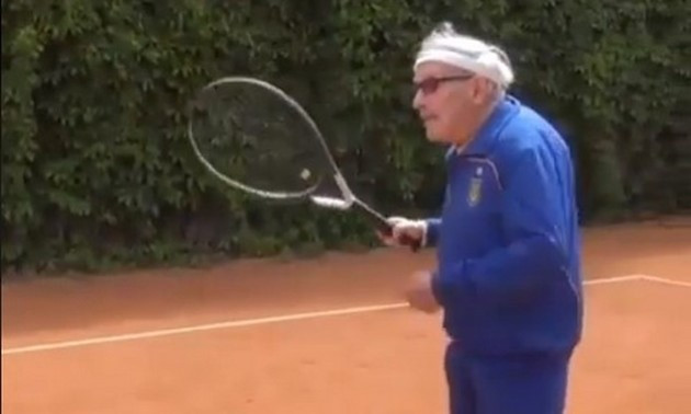 Відео дня. 96-річний українець регулярно грає в теніс