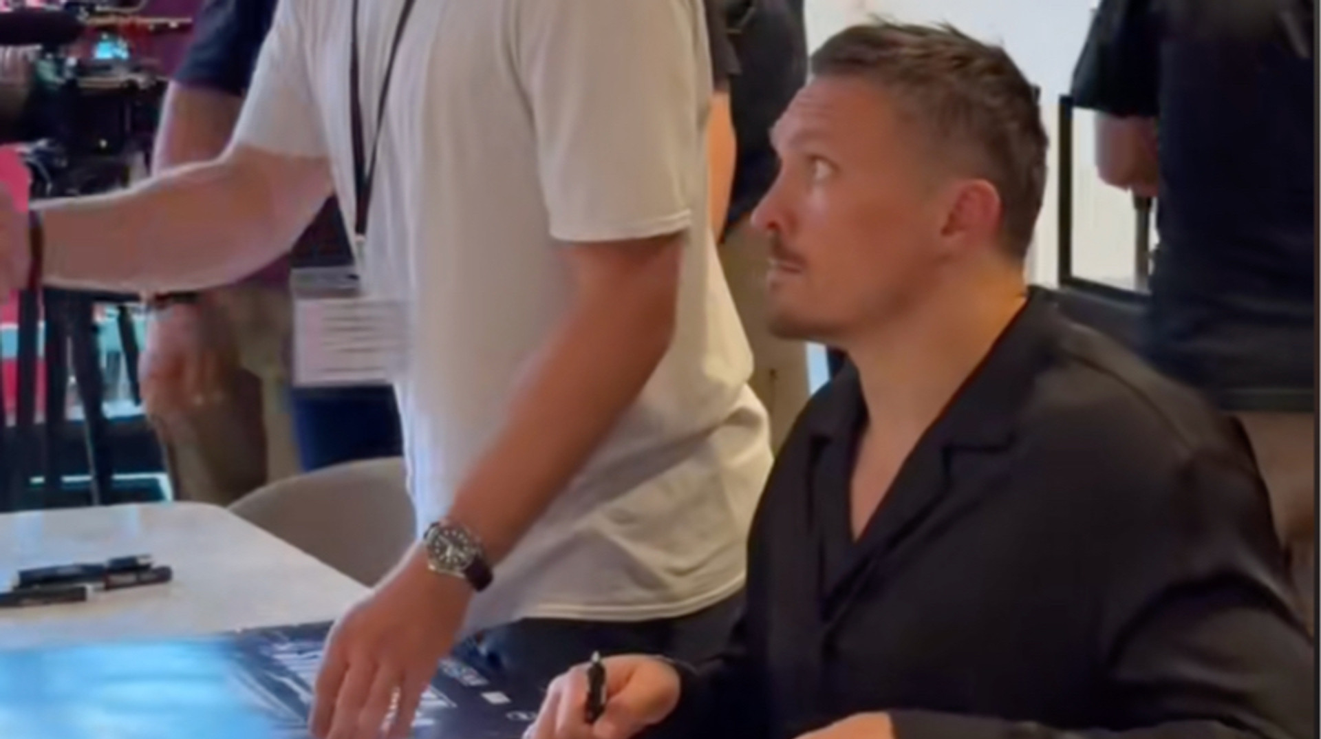 Мені, тобі і про запас: Усика спіймали за крадіжкою під час автограф-сесії