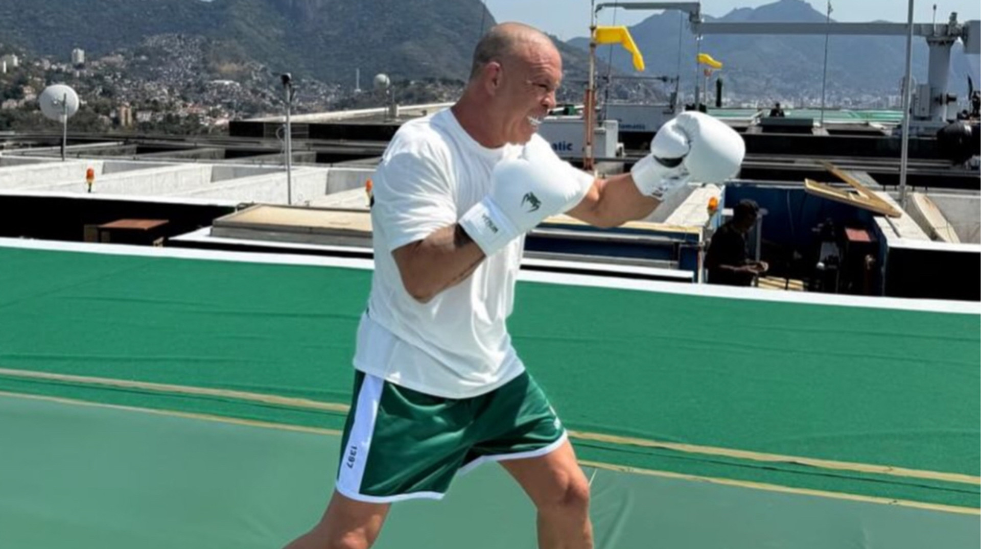 Легенда UFC дебютував у боксі та опинився в нокауті після масової бійки