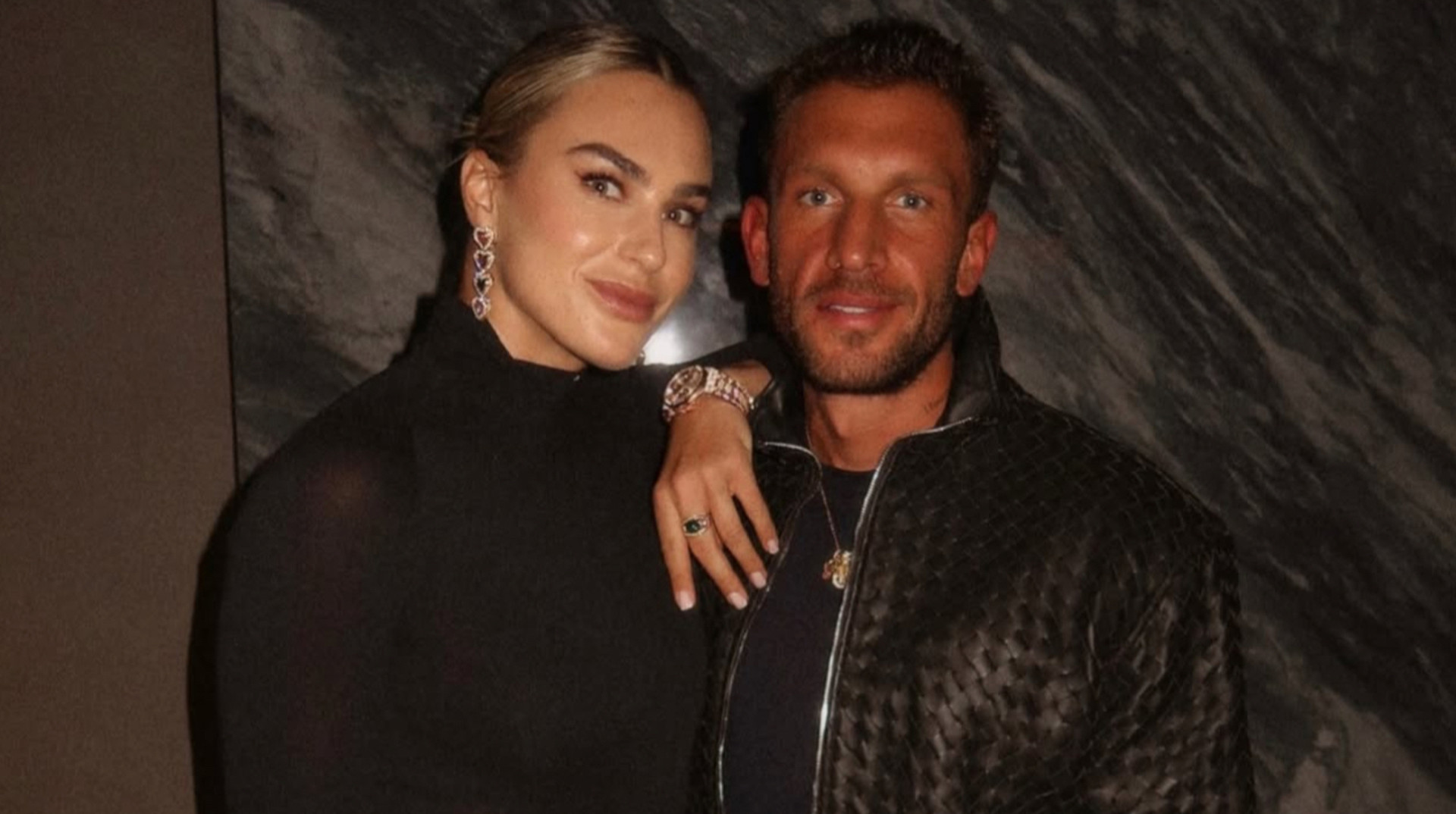 Скандальна Сабалєнка оголосила про заручини із бразильським гонщиком і бізнесменом