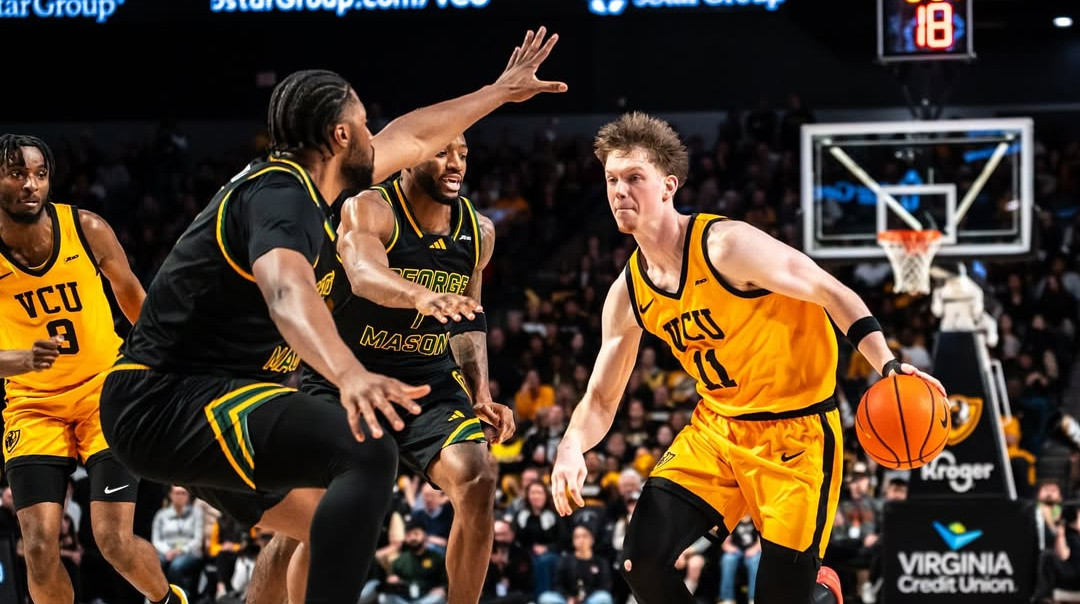 Сотні прапорів на трибунах та овації: фанати Вірджинії підтримали українського баскетболіста