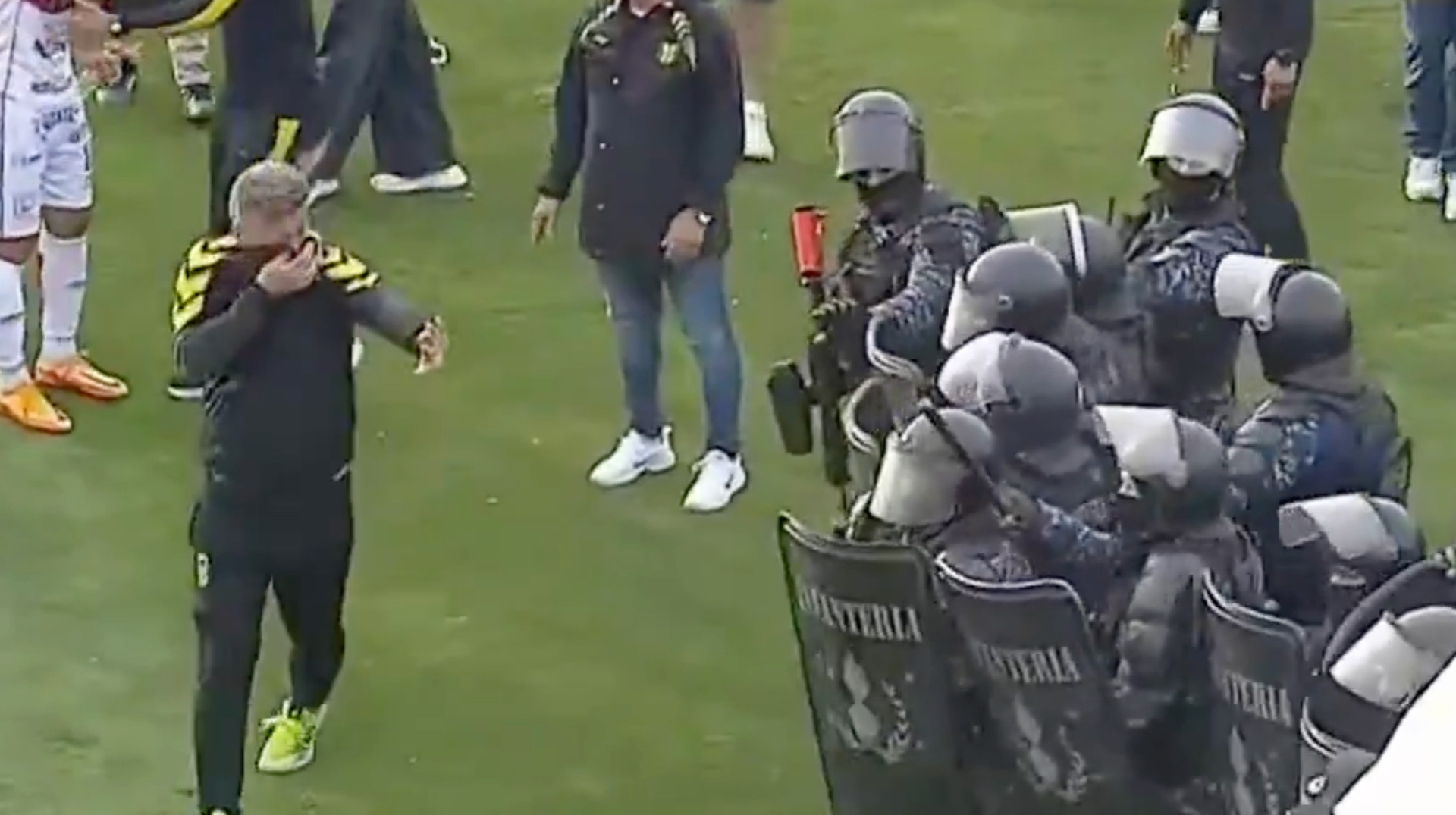 Скандальное решение арбитра в матче чемпионата Аргентины завершилось массовой дракой и слезоточивым газом