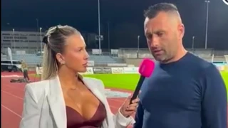 Тренер чеського клубу став зіркою соцмереж завдяки своїй витримці: намагався не дивитися на декольте журналістки