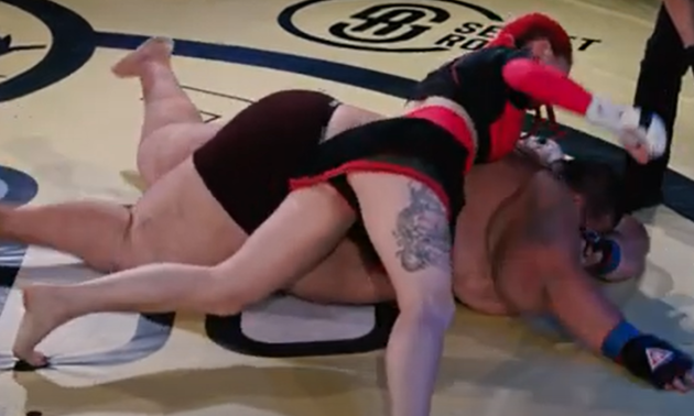 Дівчина-боєць MMA нокаутувала 240-кілограмового суперника