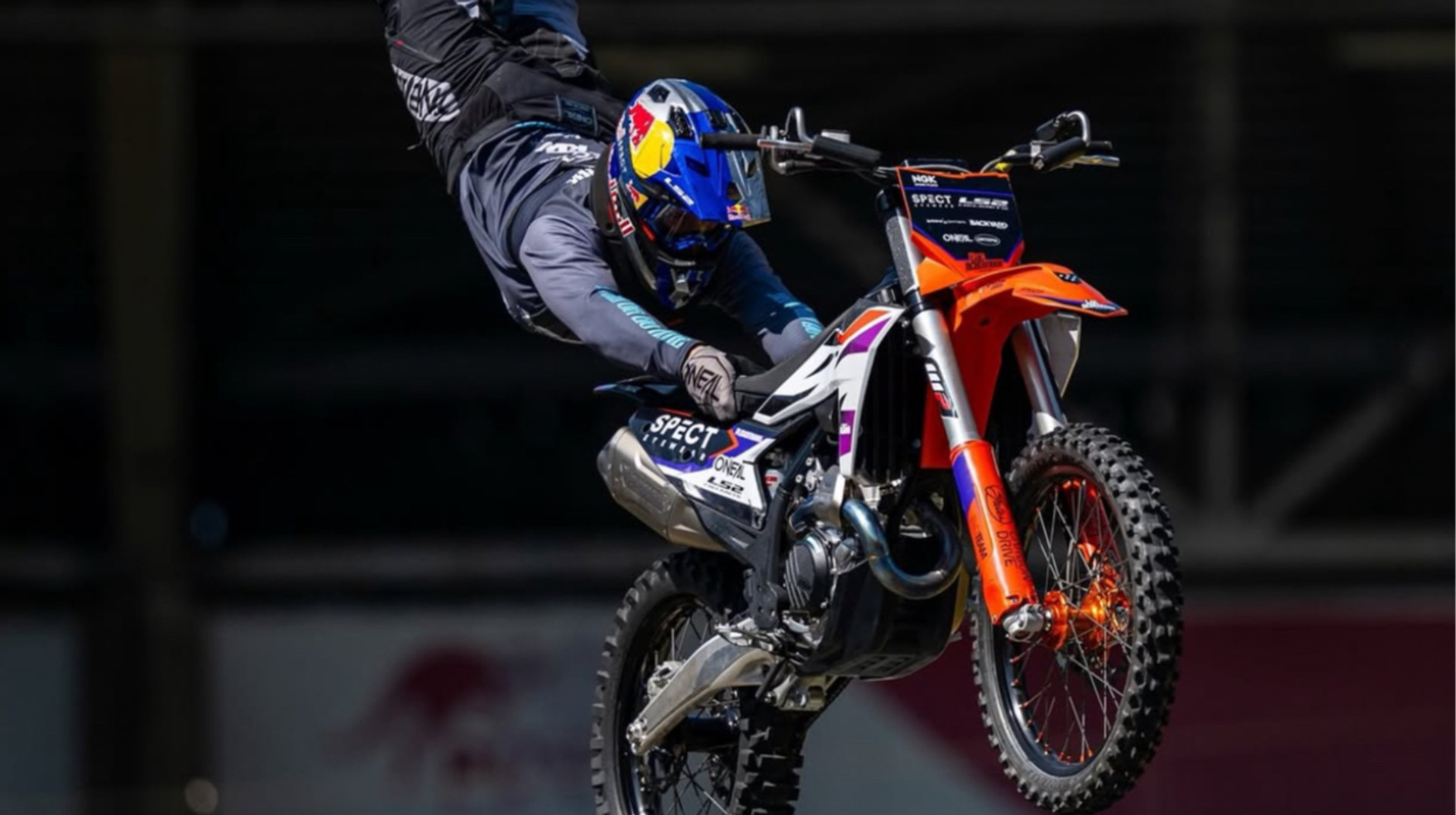 Адреналін зашкалює: мотозірка зробив сальто через дорожній знак і приземлився на рухомі траки