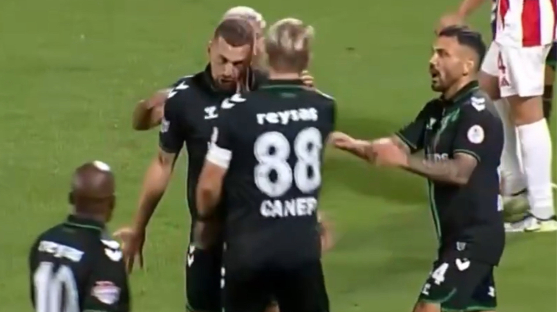 Скандал у Туреччині: капітан Сакарьяспора отримав вилучення за ляпас власному партнеру