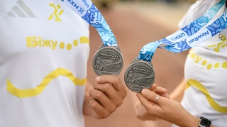 Стрічку медалі MHP Run4Victory Черкаси марафон створили за мотивами творчості Народного художника України Миколи Теліженка