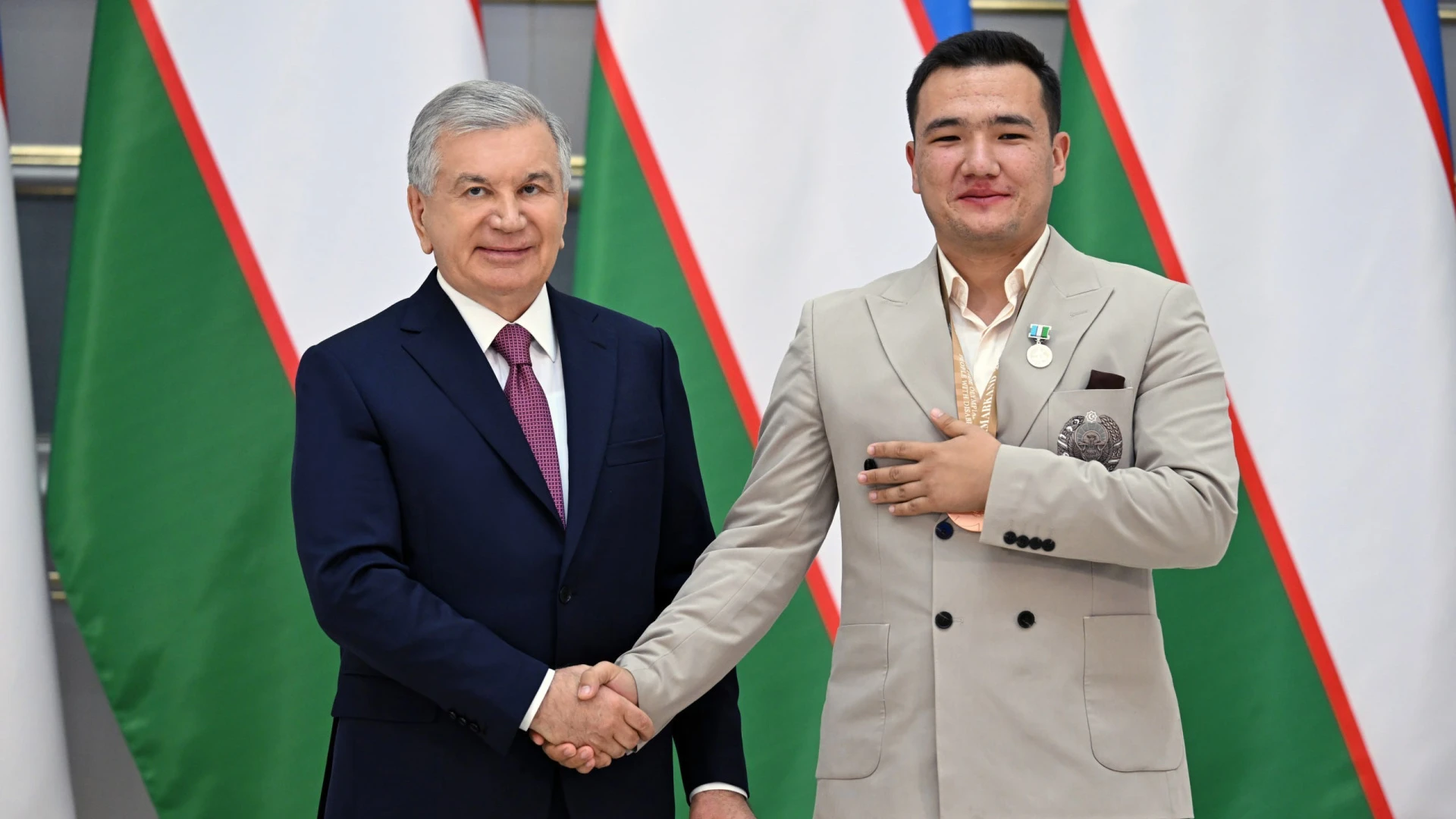 Автомобили, дома и сотни тысяч долларов: президент Узбекистана щедро наградил шахматистов за победу