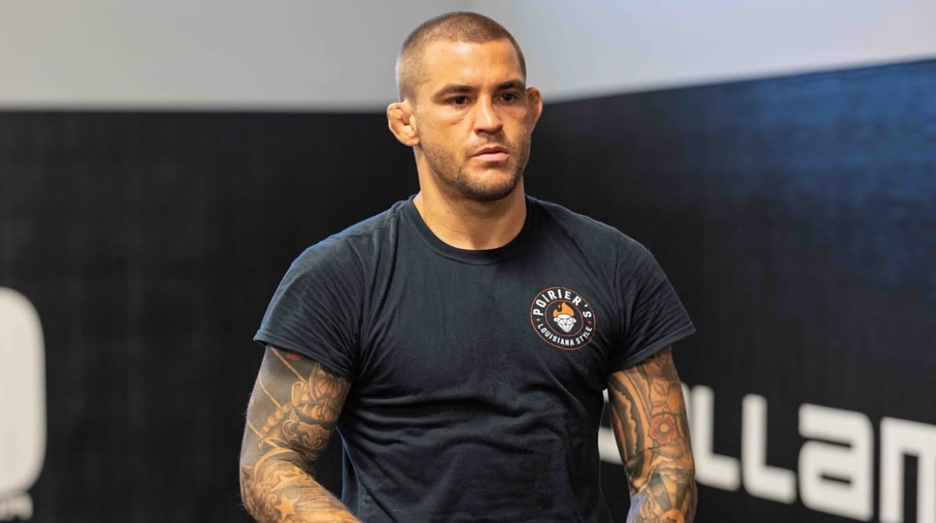 Двоюродный брат звездного бойца UFC эффектно нокаутировал буйного посетителя кафе одним ударом