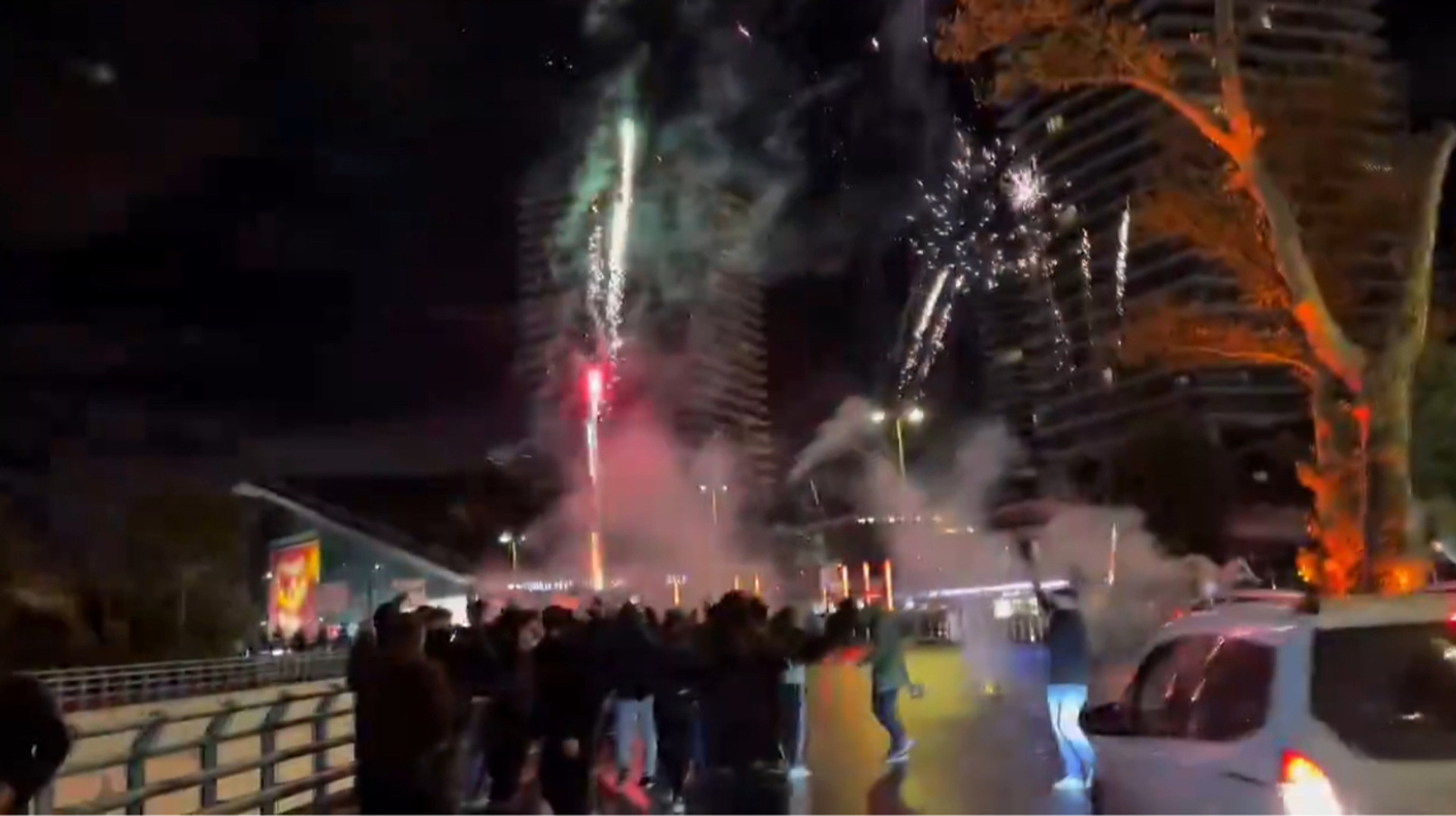 Нічний шок для мерсисайдців: фанати Галатасарая розбудили зірок Ліверпуля салютами біля готелю в Стамбулі