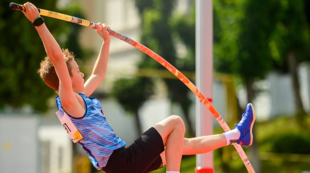 Український Дюплантіс: 13-річний стрибун Строгалєв вперше підкорив 4 метри у приміщені