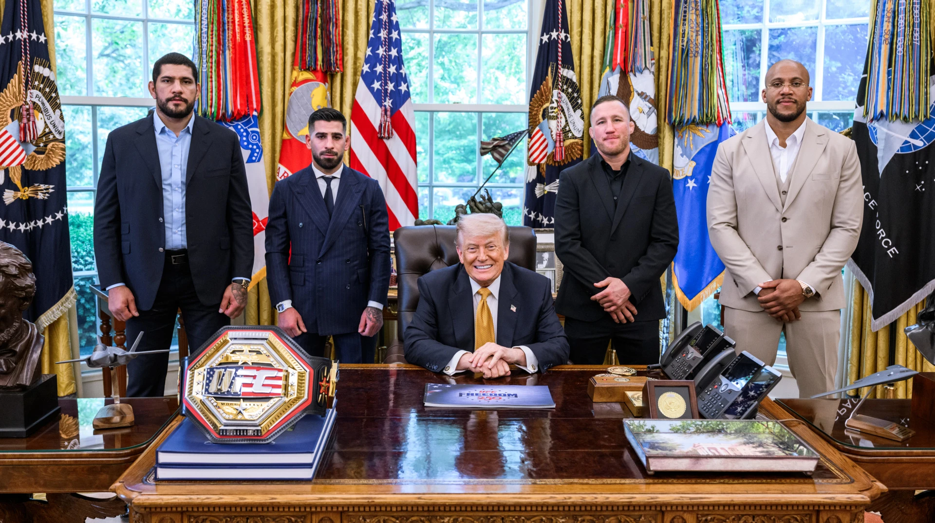 Трамп зустрівся з учасниками бійцівського шоу UFC у Білому домі