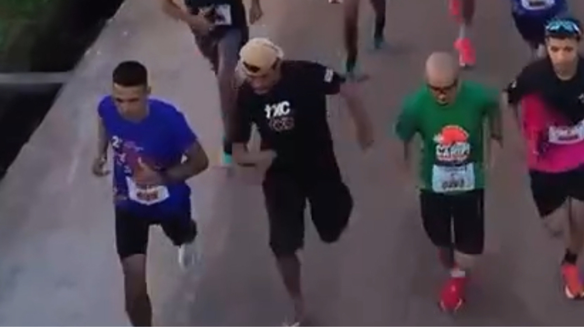 Герой дня: у Бразилії п’яний чоловік у шльопках пробіг марафон, обігнавши професійних спортсменів