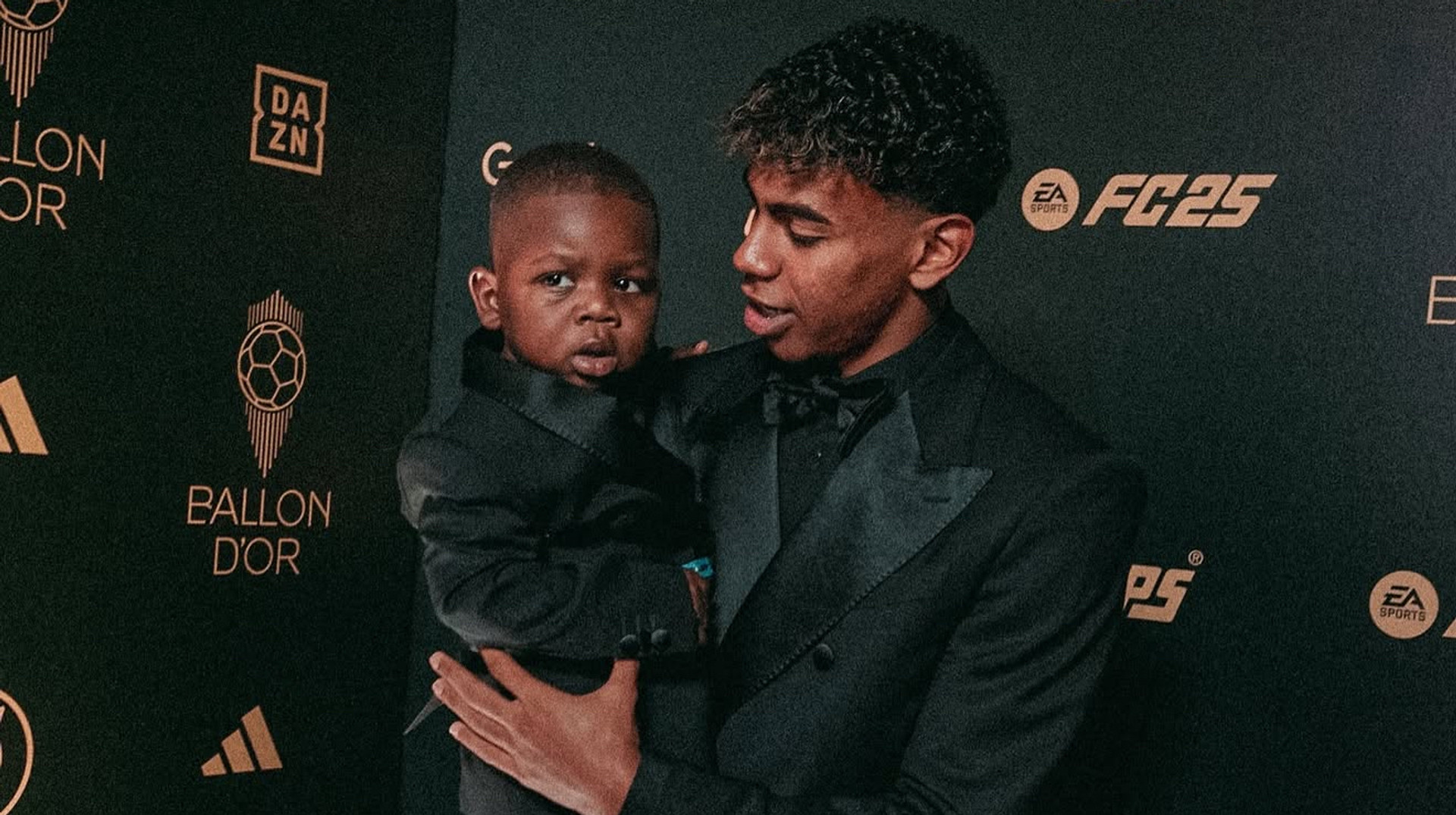 Юный талант Барселоны приобрел дом Пике и Шакиры и спел легендарную Waka Waka с младшим братом