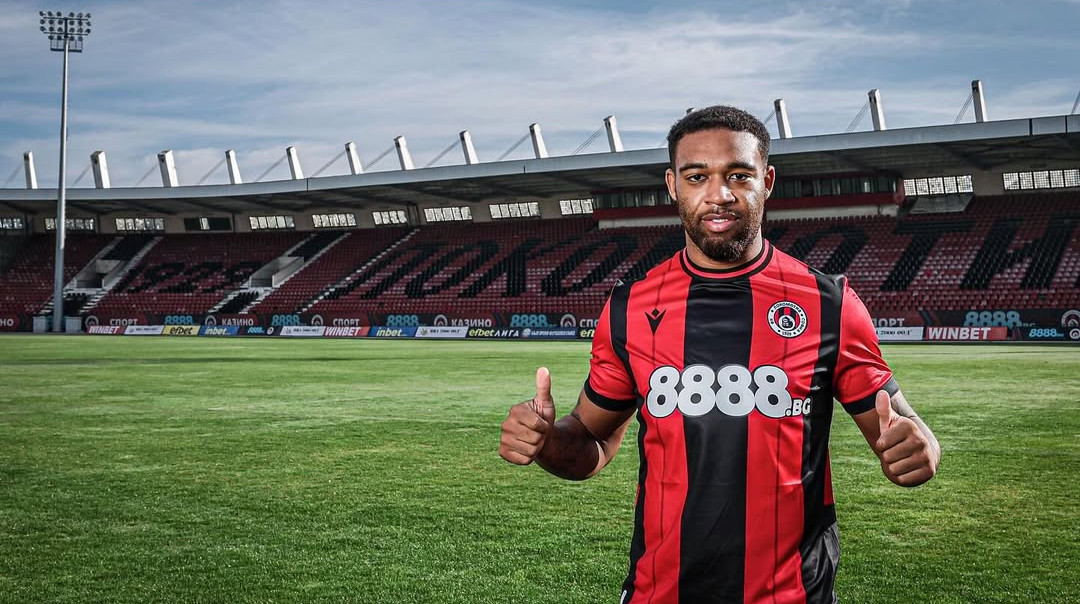 Одною судовою справою не обійшовся: колишнього футболіста Ліверпуля заарештували в аеропорту