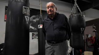 За 60 років у боксі я не бачив нічого подібного: Арум –про найкращого боксера у світі