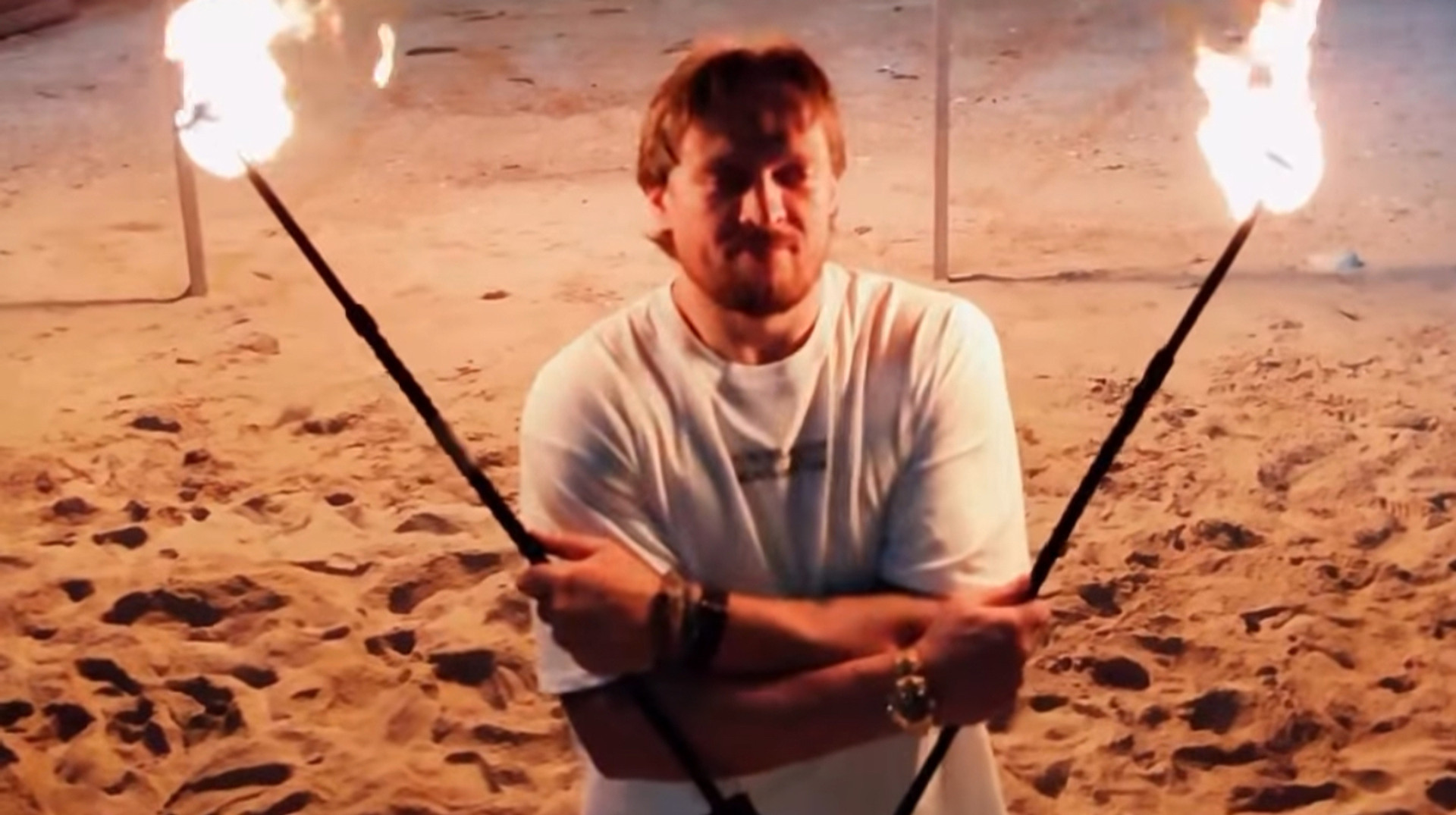 Открыл в себе новый талант: Усик попробовал себя в файр-шоу во время отдыха в Таиланде