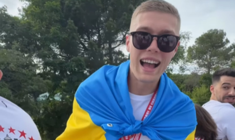 Слава Україні: Довбик вдягнув прапор України на святкуванні найкращого сезону в історії Жирони