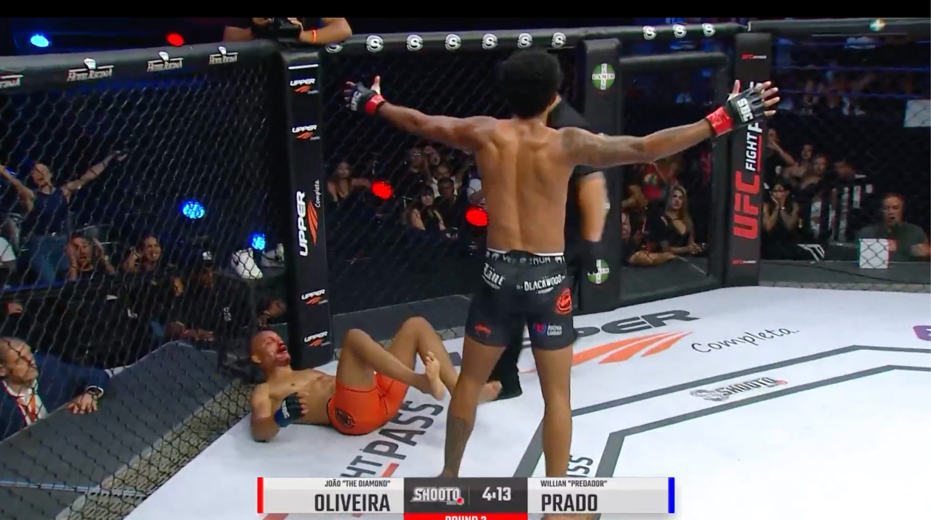 Скандал на турнірі з ММА в Бразилії: боєць двічі нокаутував суперника, доки суддя мовчки спостерігав