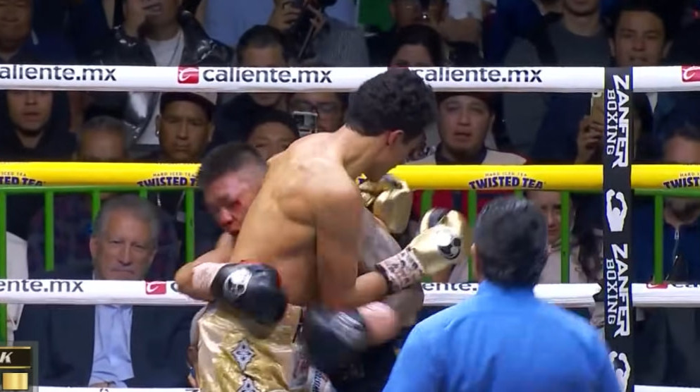 Опасные оверхенды, но полный контроль от чемпиона: обзор боя Эспиноса – Хегай