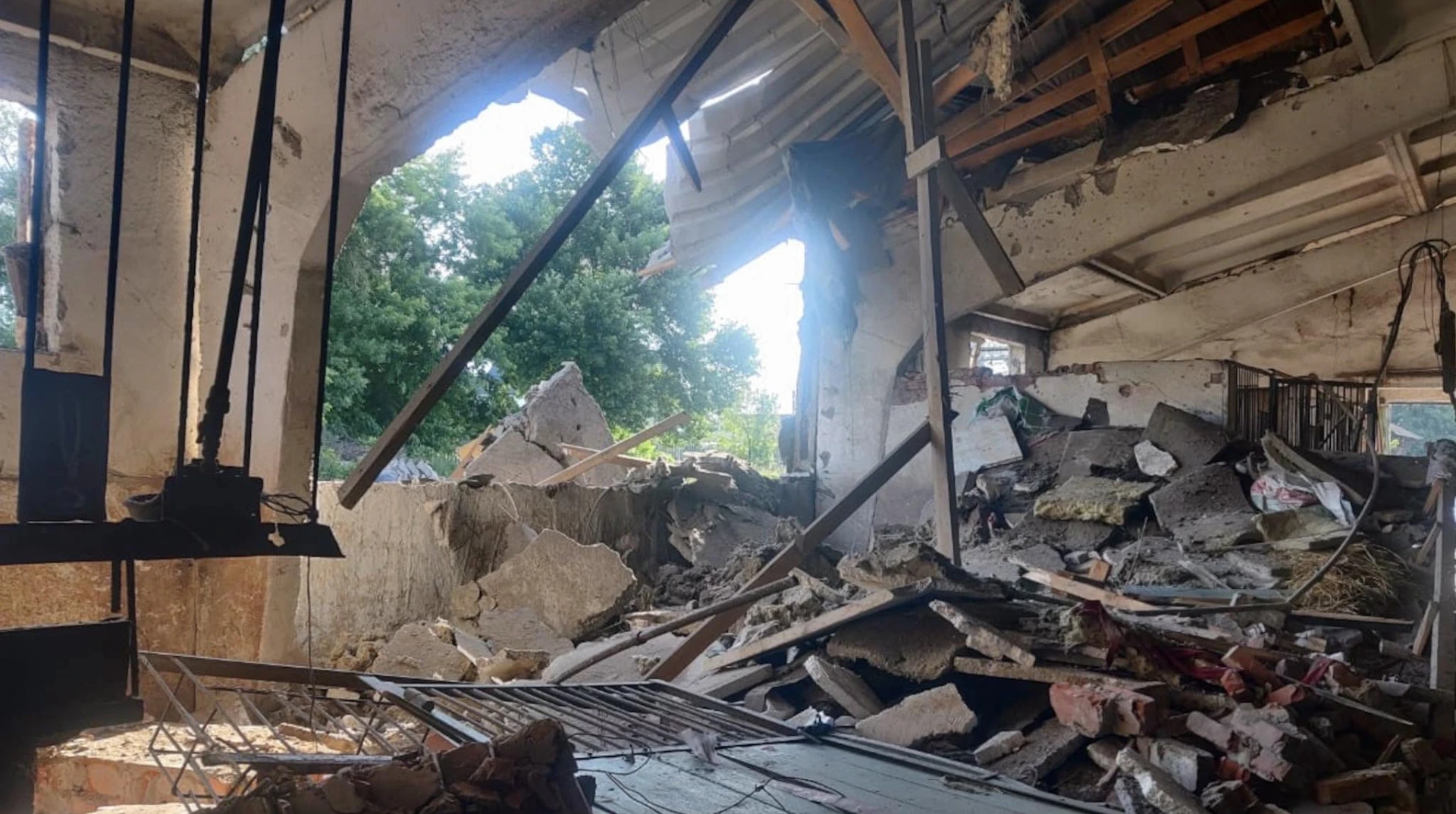 Россияне атаковали конно-спортивную школу в Сумской области: погибли лошади