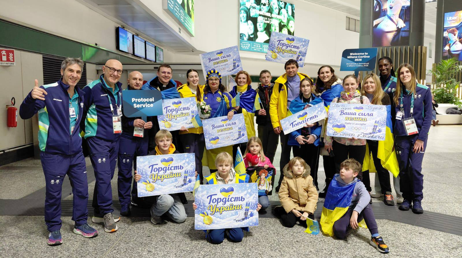 Зустріли по-українськи: у Мілан тепло привітали прапороносця України на ОІ-2026