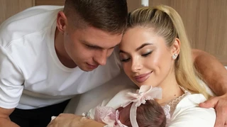 Зірка Шахтаря з дружиною мило оголосили ім'я новонародженої донечки: фото