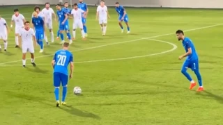 Неймовірний гол у товариському матчі: м'яч після удару зі штрафного влучив у голкіпера і залетів у ворота
