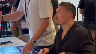 Мені, тобі і про запас: Усика спіймали за крадіжкою під час автограф-сесії