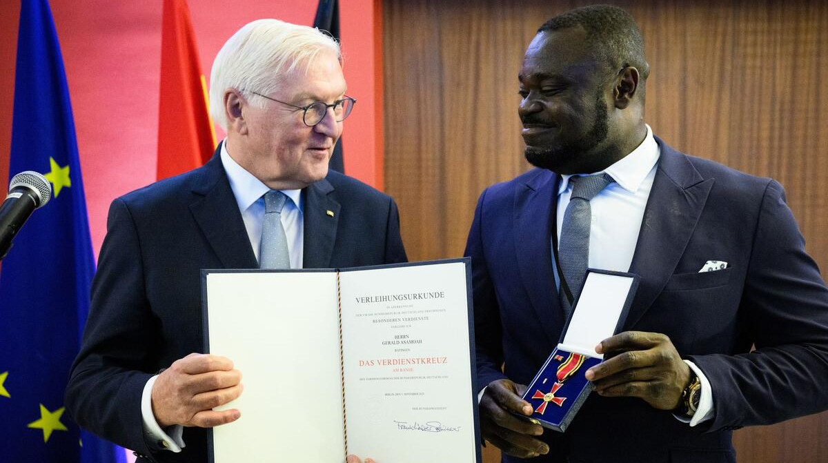 Штайнмайер наградил Федеральным крестом бывшего игрока сборной Германии ганского происхождения