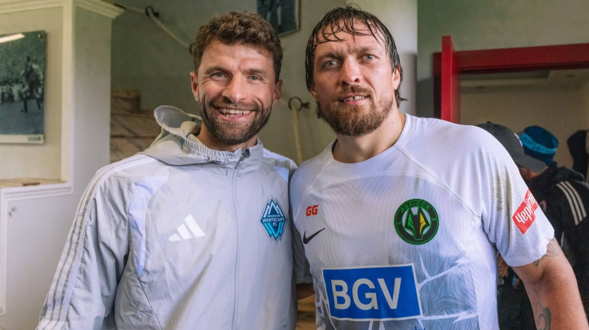 Фото дня: Усик поделился в соцсетях фотографией с легендарным немецким футболистом