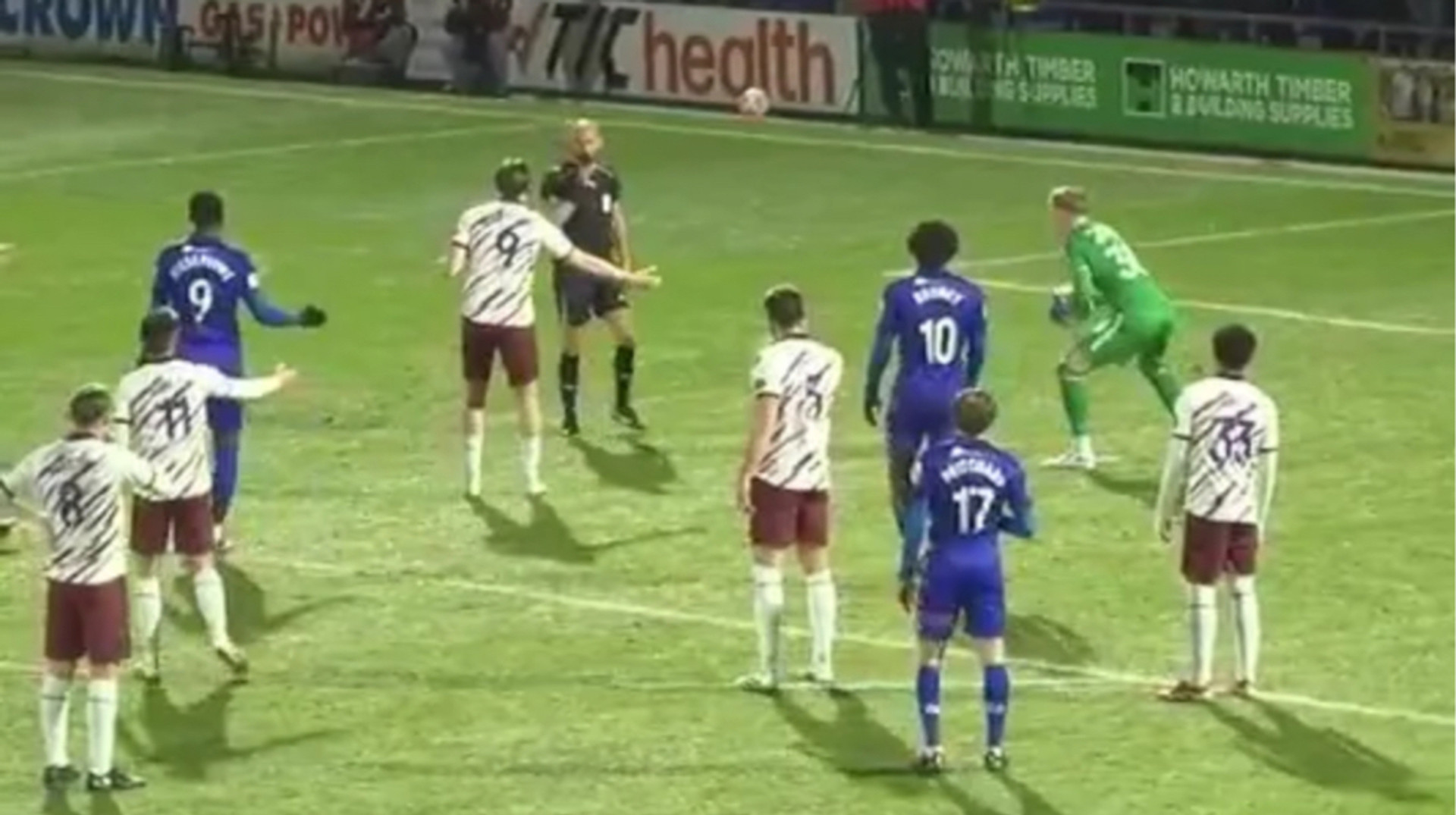 Фейл дня: нападник вирішив самовільно перебити пенальті, через що арбітр скасував 11-метровий