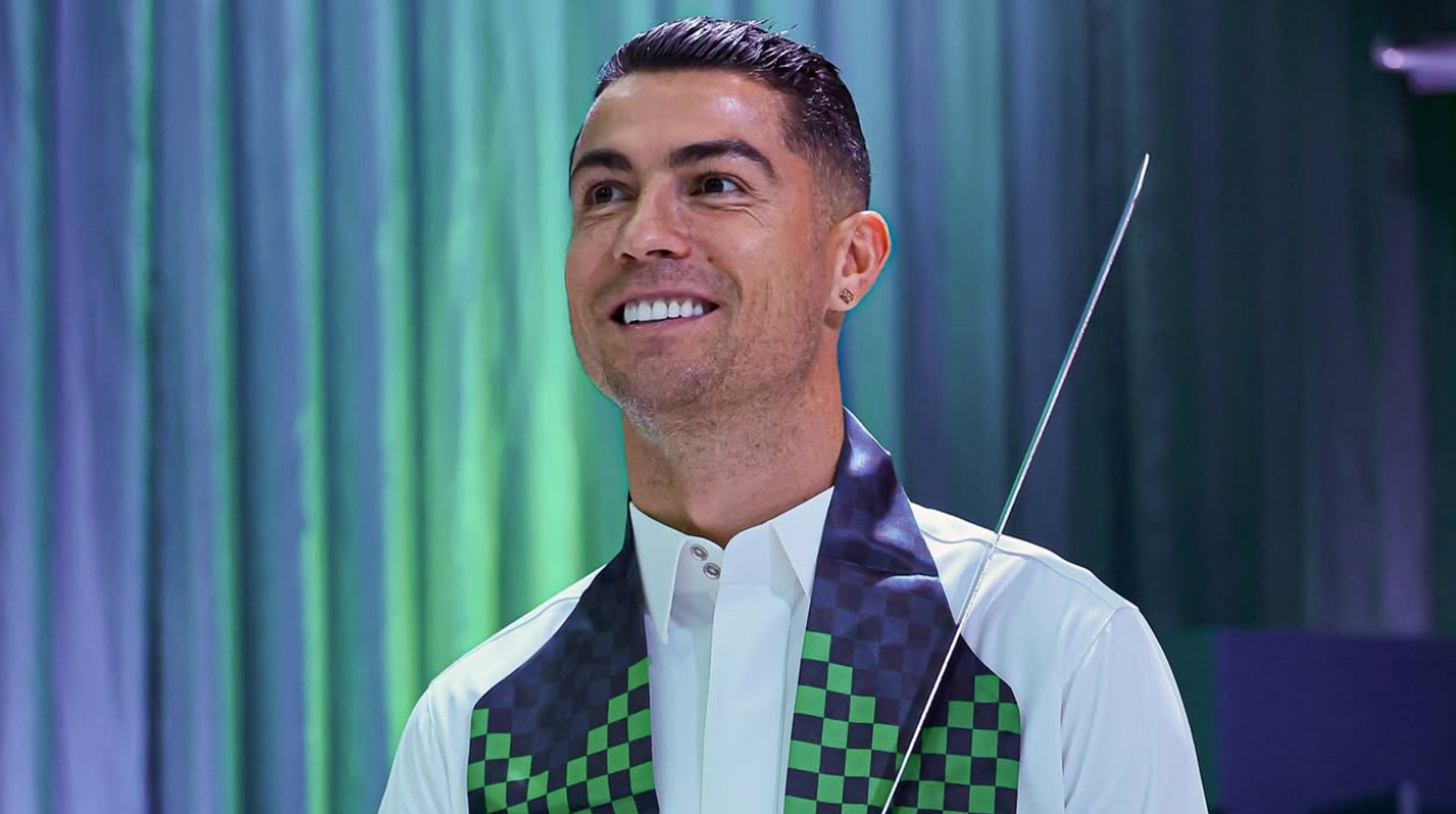 Роналду на приеме в Белом доме: футболист сделал селфи с Маском и Инфантино