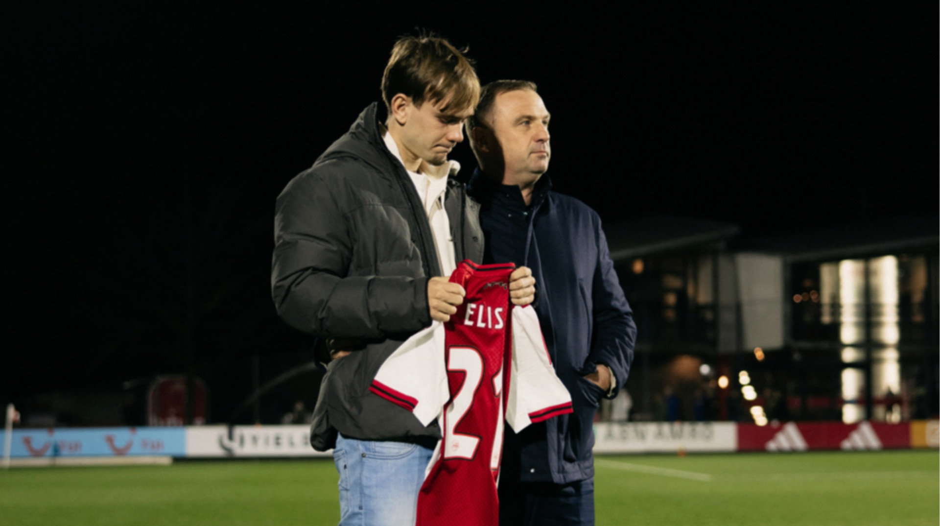 Аякс красиво підтримав свого футболіста під час матчу після трагічної смерті його дівчини