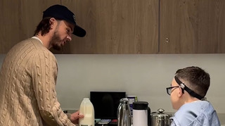 Вразив до сліз: зірковий футболіст АПЛ зробив сюрприз юному фанату із рідкісним захворюванням