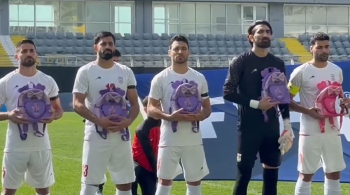 Черные повязки и рюкзаки: футболисты сборной Ирана почтили память погибших детей перед матчем