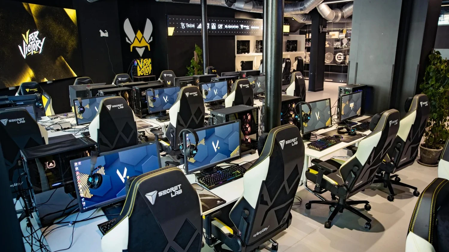 Протестувальники розгромили штаб-квартиру Vitality у Парижі та винесли звідти кубки